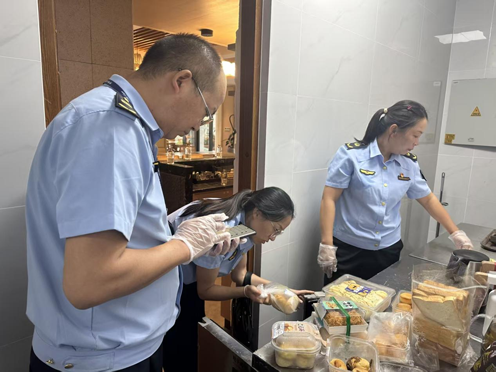 丹桂飄香迎雙節，食安守護正當時——騰沖市市場監督管理局強化餐飲管理